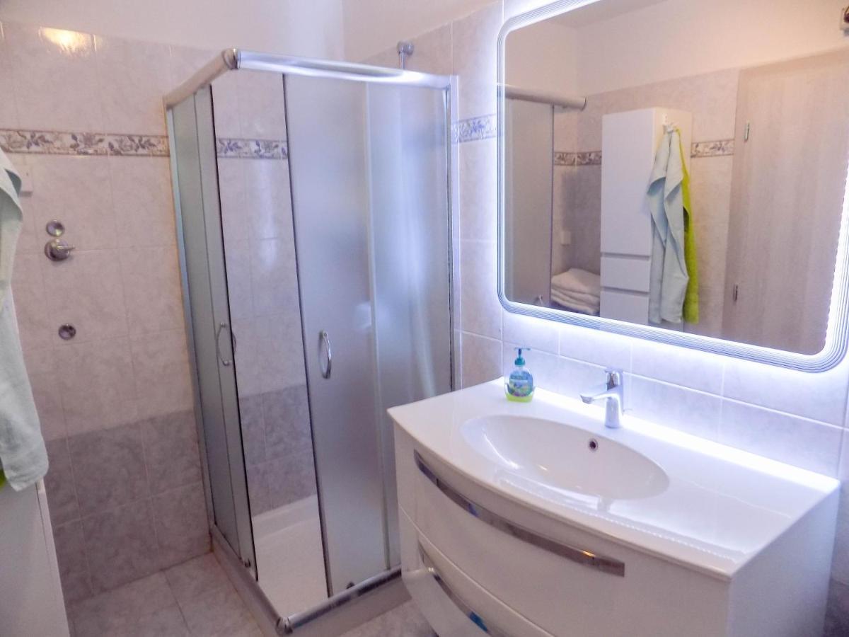Oriella Apartmans And Room Novigrad Istria Exteriör bild